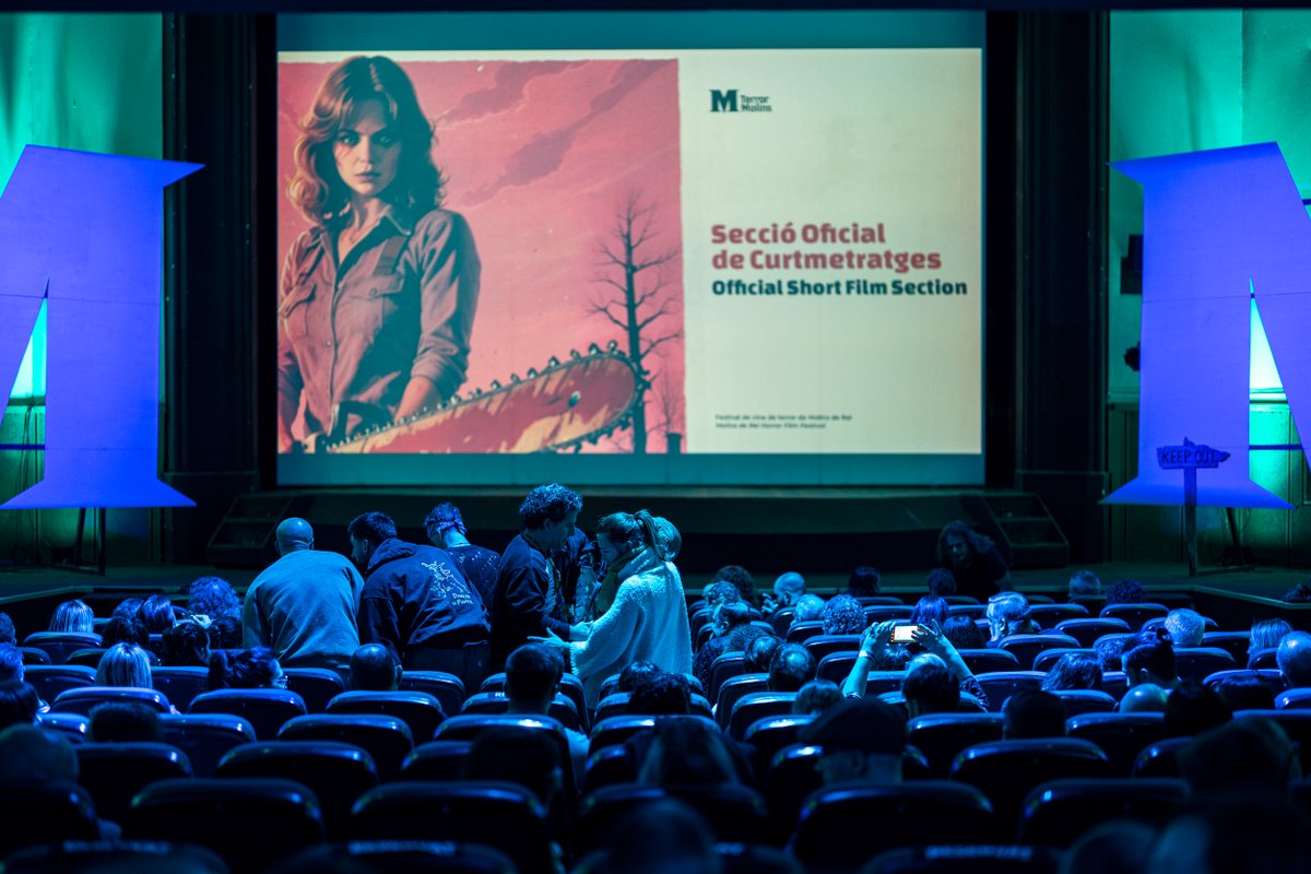 🩸Viu la sessió més intensa del TerrorMolins.

08/11 - Sessió Oficial de Curtmetratges
👉19.15h Bloc I amb 10 curts
👉 22h Bloc II amb 11 curts

Entrades disponibles: entradas.codetickets.com/entradas/curts…

#TerrorMolins25