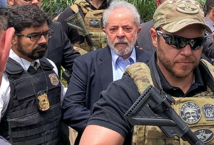 Só para deixar claro aos desmemoriados:
Lula foi preso por corrupção e lavagem de dinheiro.
Foi condenado em duas instâncias, e a sentença confirmada por dois Tribunais Superiores.

O STF anulou os processos por “questões processuais”, não por inocência.

Lula nunca foi