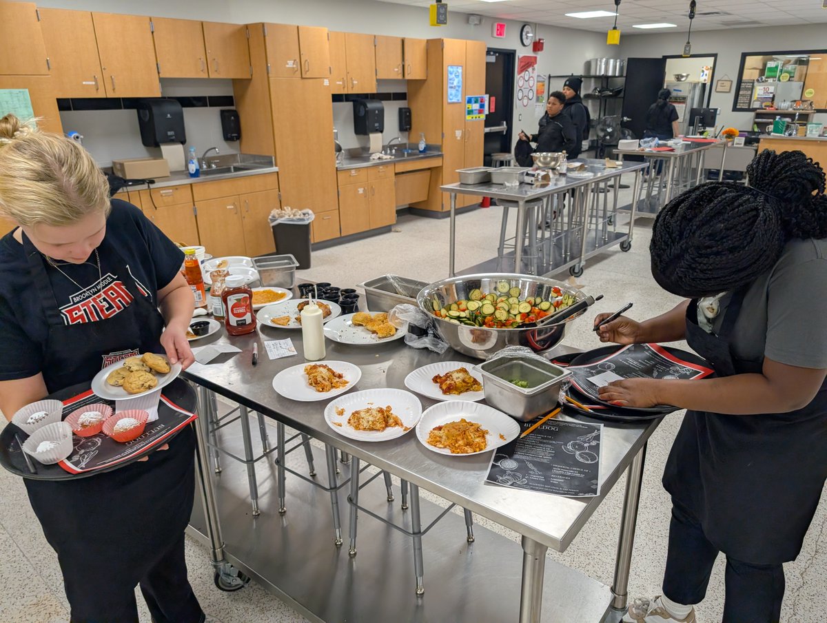 bmssteam's tweet image. A delicious success at Bulldog Café! Our talented students planned, prepared, and served a delicious meal for families on the night of conferences. #STEAMSchool #BulldogCafe #FutureChefs #RealWorldReady