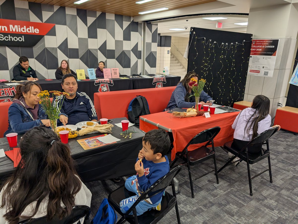 bmssteam's tweet image. A delicious success at Bulldog Café! Our talented students planned, prepared, and served a delicious meal for families on the night of conferences. #STEAMSchool #BulldogCafe #FutureChefs #RealWorldReady