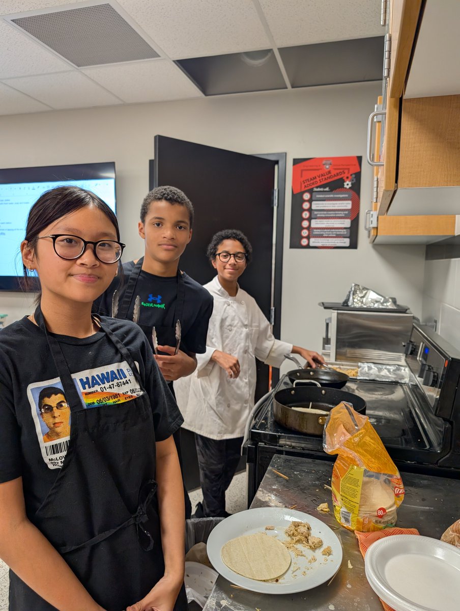 bmssteam's tweet image. A delicious success at Bulldog Café! Our talented students planned, prepared, and served a delicious meal for families on the night of conferences. #STEAMSchool #BulldogCafe #FutureChefs #RealWorldReady