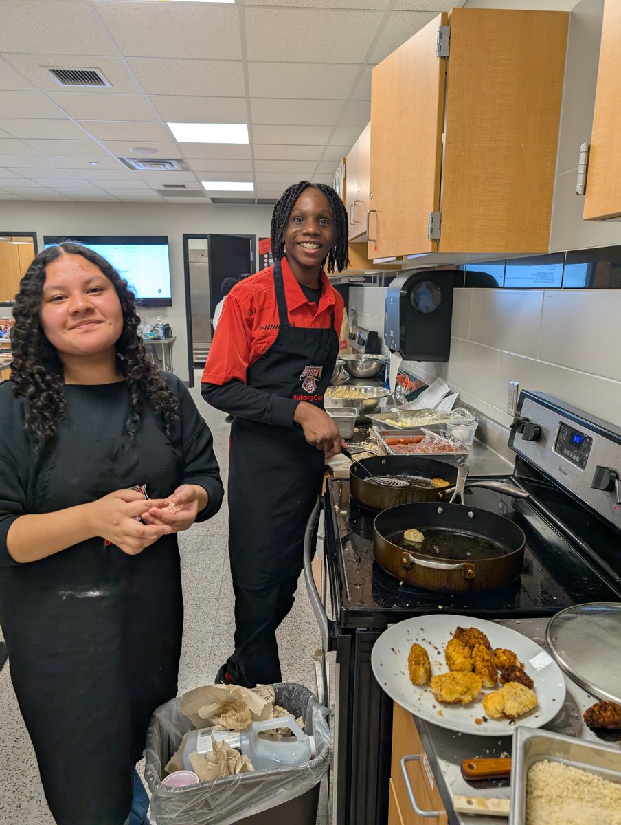 bmssteam's tweet image. A delicious success at Bulldog Café! Our talented students planned, prepared, and served a delicious meal for families on the night of conferences. #STEAMSchool #BulldogCafe #FutureChefs #RealWorldReady