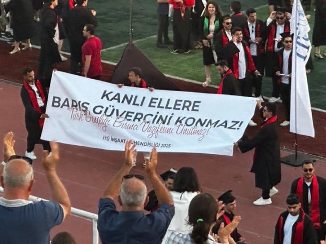 yunuskemaal_'s tweet photo. İTÜ İnşaat Mühendisliği öğrencilerinin PKK ile barış sürecine tepkisi:  

“Kanlı ellere barış güvercini konmaz!” https://t.co/RVExrdcLim