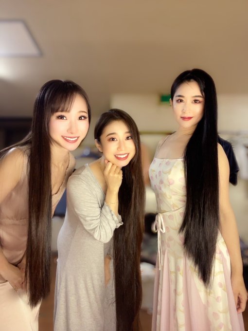 藤咲茉莉花♡ロック座🇯🇵ストリップ - 3 pic. 今日も応援ありがとうございました😊 ロンゲーズ写真やっと撮れた本日。 美髪は１日にしてならず✨ 日々のお手入れと扱いの大変さよ…。 私はいつも髪を結んでいたりまとめがちで ステージ中あまり髪を使っていないので2人が髪を使って踊るの勉強になります🥰 https://t.co/SAmzXgKcc9