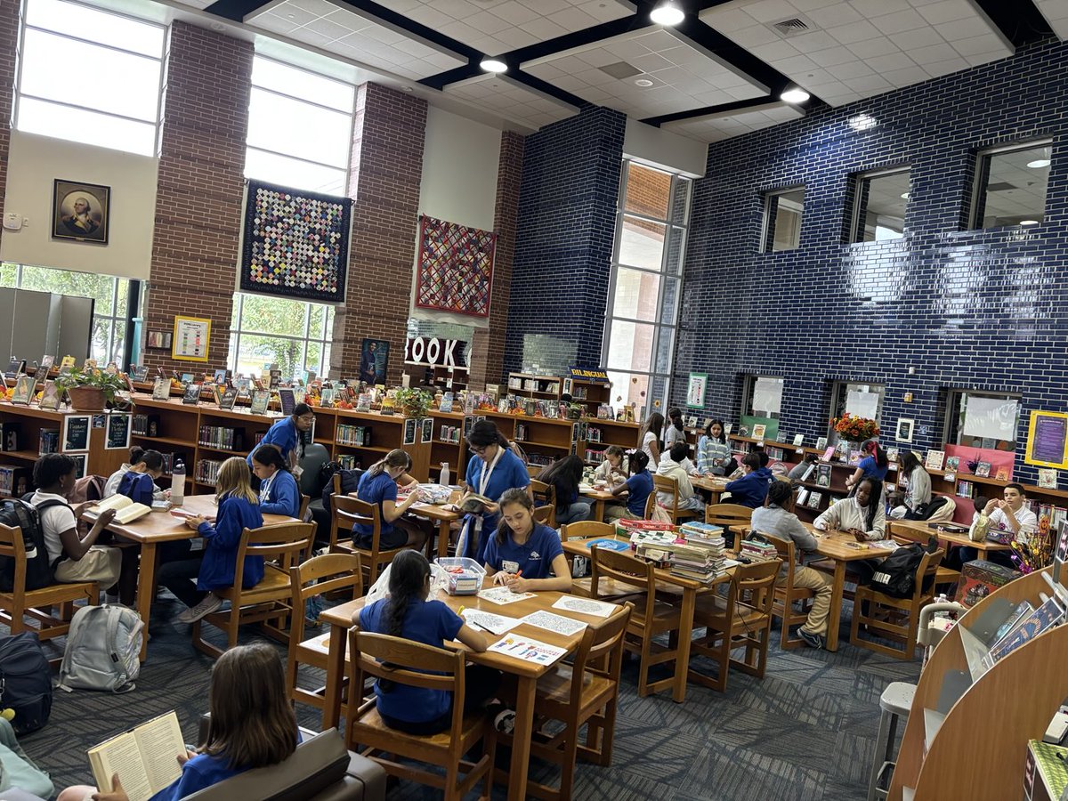 pomslibrary's tweet image. Got that Friday feelin’ (on a Monday) ⁦@pinoakms⁩ library 📚 #livinglibrary #wearepinoak #chargersread