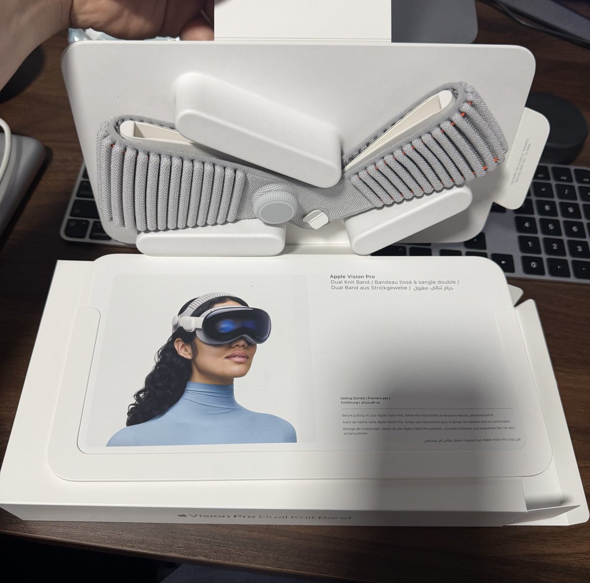 Jeehut's tweet image. My Dual Knit Band for the #AppleVisionPro just arrived. 📦 The packaging of this thing is incredibly elaborate. 👍

And boy does it improve the weight distribution! I can finally wear the #VisionPro for an hour without my face hurting.

I really hope they work on a 2nd gen! 🤞