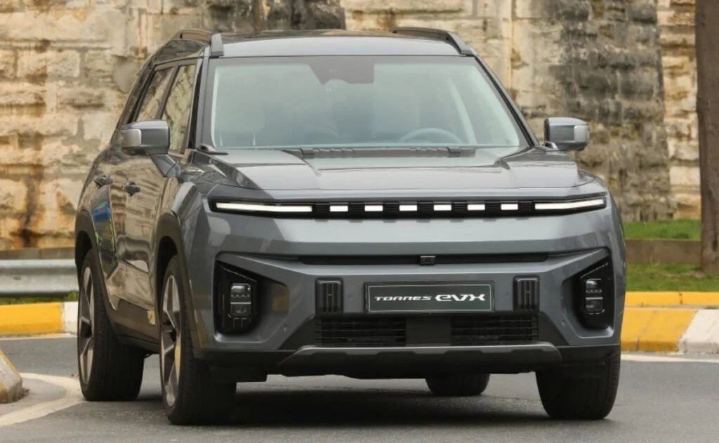 👉🏾 KGM Torres EVX: El renovado modelo eléctrico del grupo KGM (ex SsangYong) ya promete mucho: motor delantero de 207 CV, batería de 73,4 kWh, autonomía WLTP de 462 km.

▪ Garantía destacable: hasta 1 000 000 km ofrecidos por la marca, un diferencial fuerte. 

▪ Precio