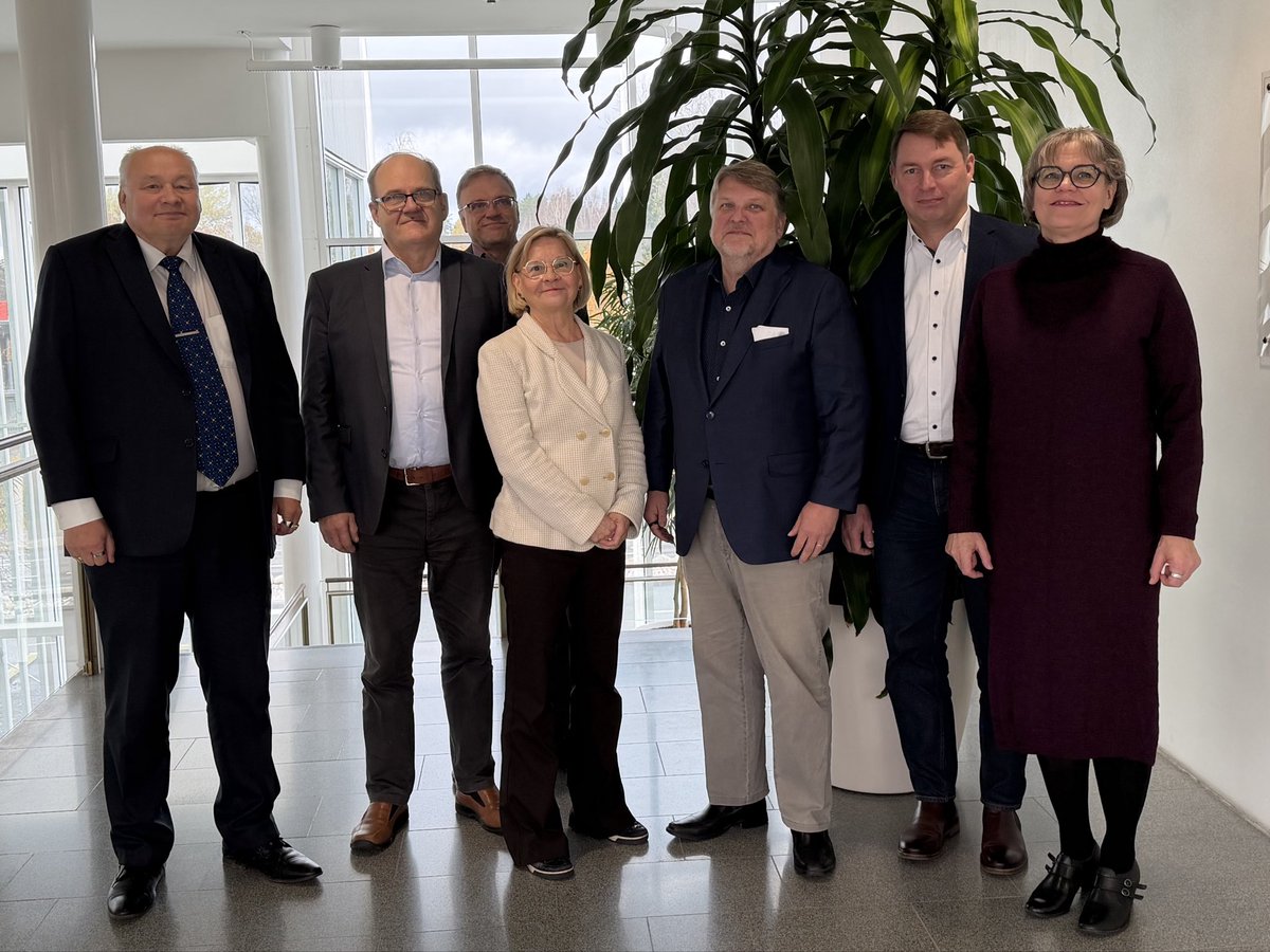JOUKOSK's tweet photo. Laurea on uusmaalainen korkeakoulu, mikä näyttäytyy vahvasti rehtorin arjessa. Työviikko käynnistyi kokouksilla sekä Mäntsälässä että Helsingissä, missä 3AMK strategisen liittouman rehtorikollegojen kanssa pormestari Sazonovin. #3AMK #Haaga-Helia #Metropolia #LaureaUAS #Uusimaa https://t.co/3O4LcJibM9
