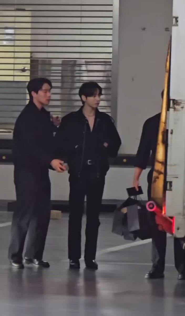 굳이 쪼꾸미 주머니에 손 넣은거 뭐지요 귀엽게