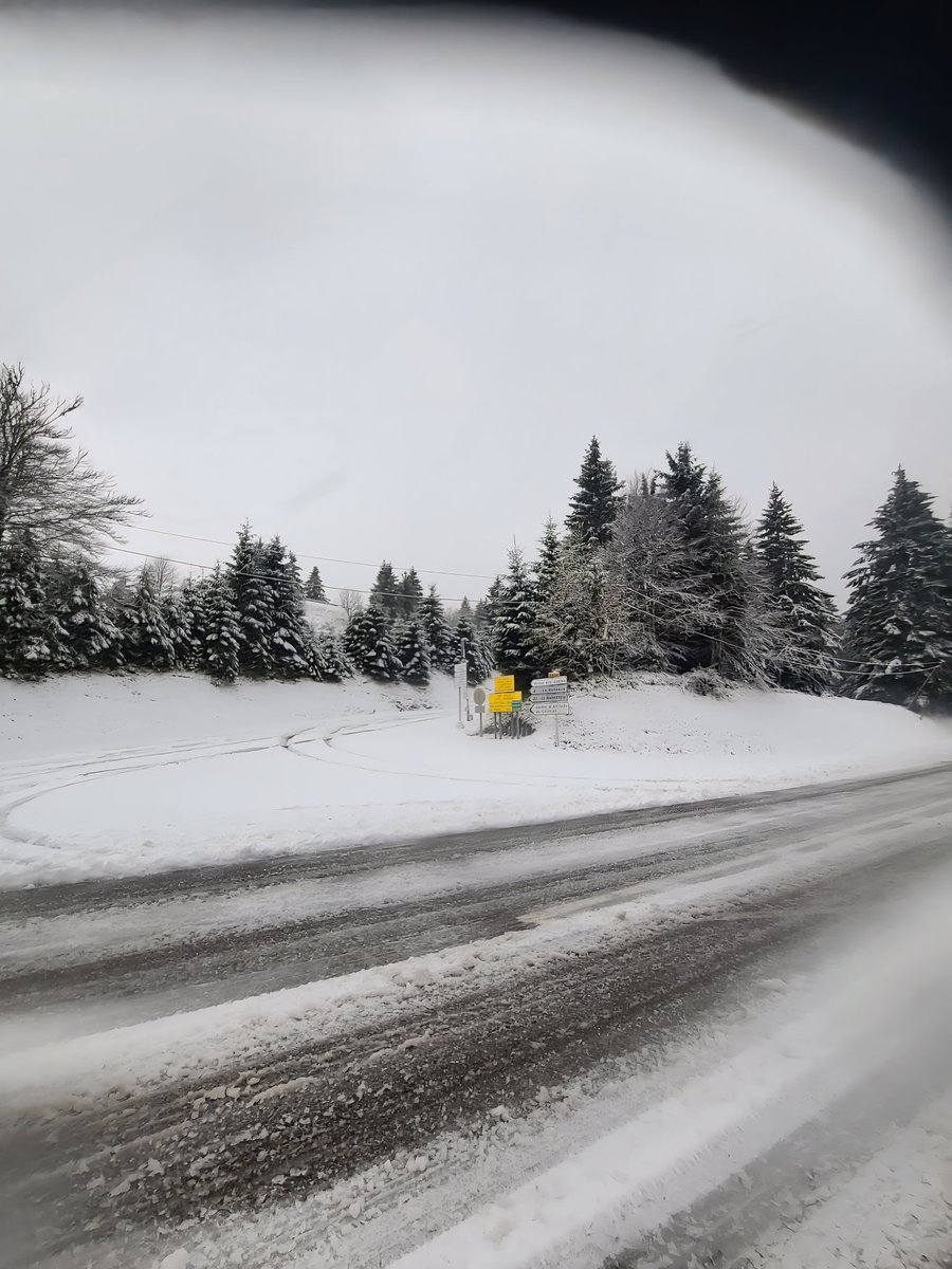 p_bischetti's tweet photo. Premières neiges ❄️❄️☃️❄️❄️ dans les Vosges  ...
Neige précoce ... Noël en décembre 😊
📸 envoyées par une amie 🤍 https://t.co/iitUYdoFCL