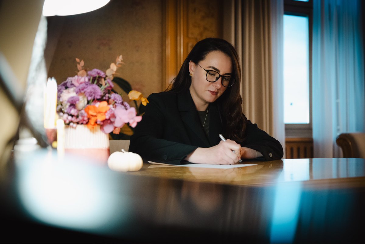 Можливість говорити українською — це велика честь і розкіш, яку ми маємо завдяки Силам Оборони.

Вона звучить у книжках і піснях, у раціях наших захисників, у щоденних розмовах на кухні. Нею зізнаються в коханні, сперечаються та ухвалюються найважливіші рішення. 

Сьогодні, у