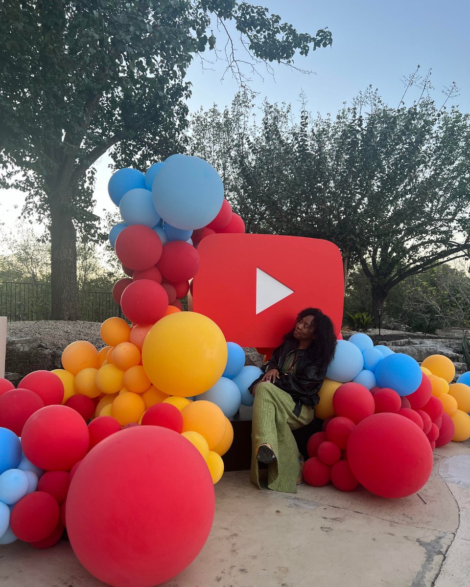lifeatgoogle's tweet image. This week, we’re live from Houston for #AfroTech! As part of our coverage, we’re excited to spotlight our products and the Googlers who bring them to life. Up first is Kendra Claiborne, an Applications Engineer at YouTube “My team empowers internal partner-facing users with the…