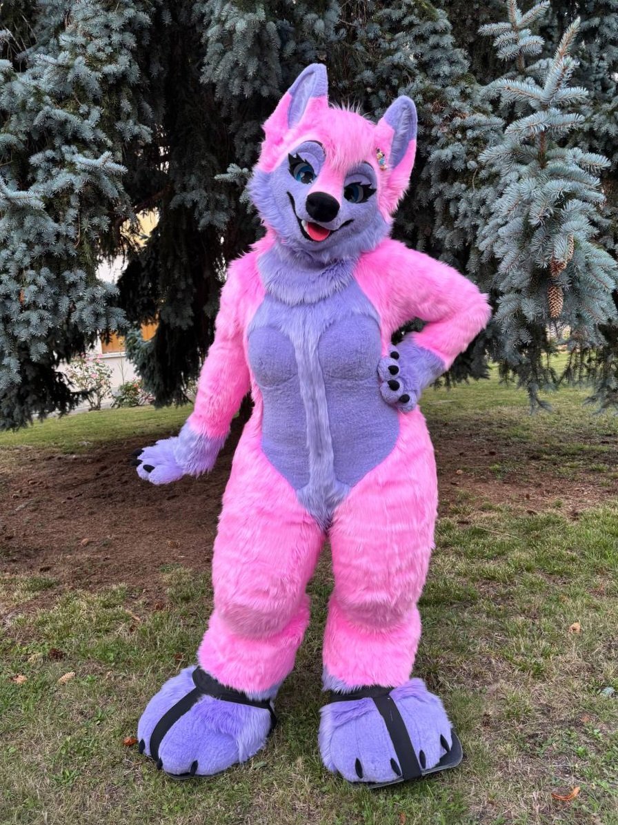 ✨ how to find me at FBL ✨
Je serai là à partir du mercredi 29 !
Vous pourrez aussi me retrouver dans le Dealer’s Den sur les stands éphémères uniquement le vendredi 31 ☺️
💖 N’oubliez pas que j’ai une très mauvaise vision dans ma fursuit 👓🐺