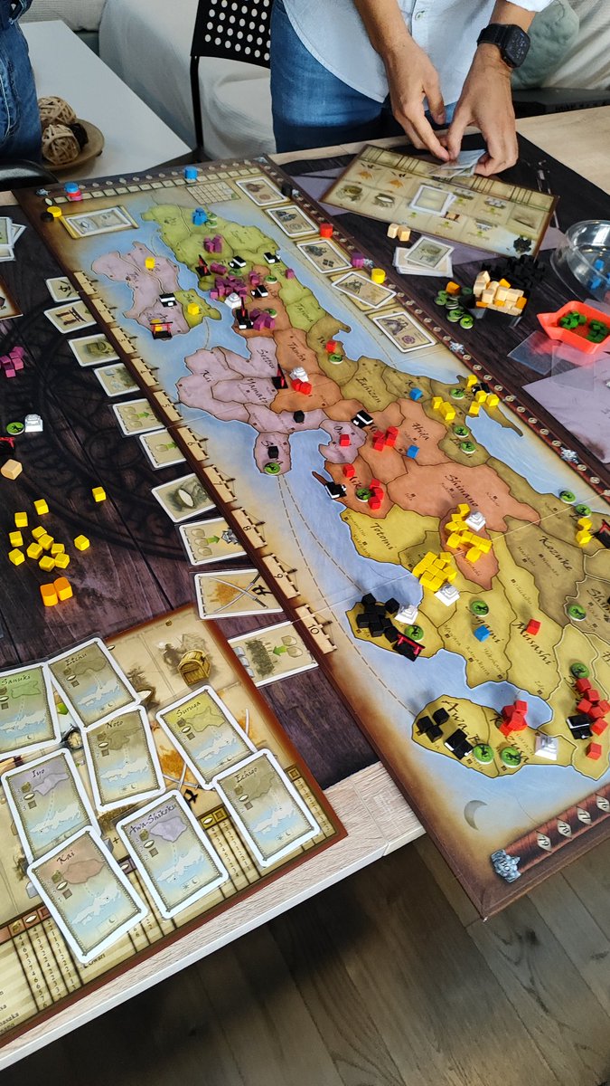 DoctorRuin's tweet image. Que alguien me explique porque en Essen solo hay juegos de montarter tu tablerito  aislado en una esquina y ya no se hacen cosas de estas, por qué?