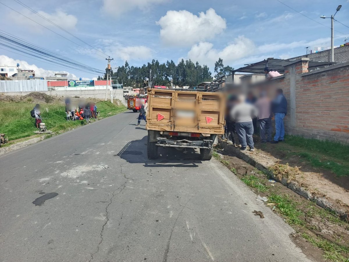 📍Cotopaxi | Un siniestro vial se reportó a la  #LíneÚnicaParaEmergencias 9-1-1 desde el caserío Zumbalica en #Latacunga.

🆘 El Centro Zonal 3 <a href="/ECU911_/">ECU 911</a> coordinó la asistencia de <a href="/BomberosLtga/">Cuerpo de Bomberos de Latacunga Oficial</a>, <a href="/Salud_CZ3/">Coordinación Zonal 3 🇪🇨</a>, #Epmol y <a href="/PoliciaEcuador/">Policía Ecuador</a>. De manera preliminar se informa que existen 3