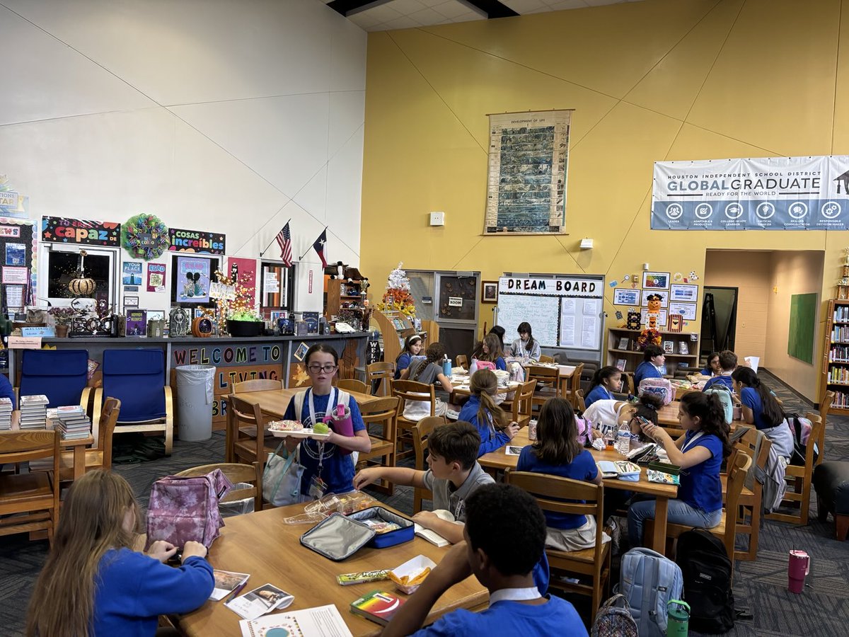pomslibrary's tweet image. Monthly Design &amp;amp; Dine at all lunches as students ate in the @pinoakms library and created tributes to add to our #diadelosmuertos ofrenda 💙 #chargersread #livinglibrary