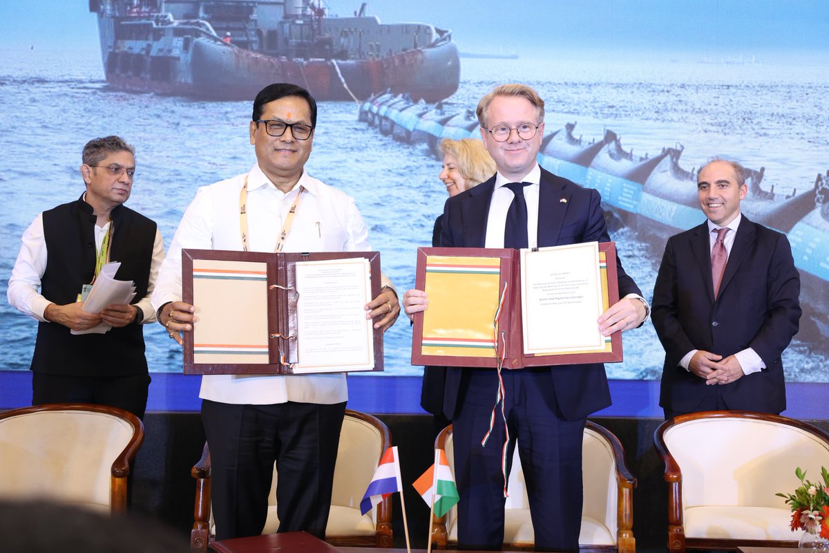 A landmark day for 🇮🇳🤝🇳🇱
  maritime relations! 

Pleased to sign a key MoU on Maritime Cooperation and an LoI for establishing a Green &amp; Digital Sea Corridor with HE Robert Tieman, Minister of Infrastructure &amp; Water Management, Netherlands in Mumbai at India Maritime Week 2025.