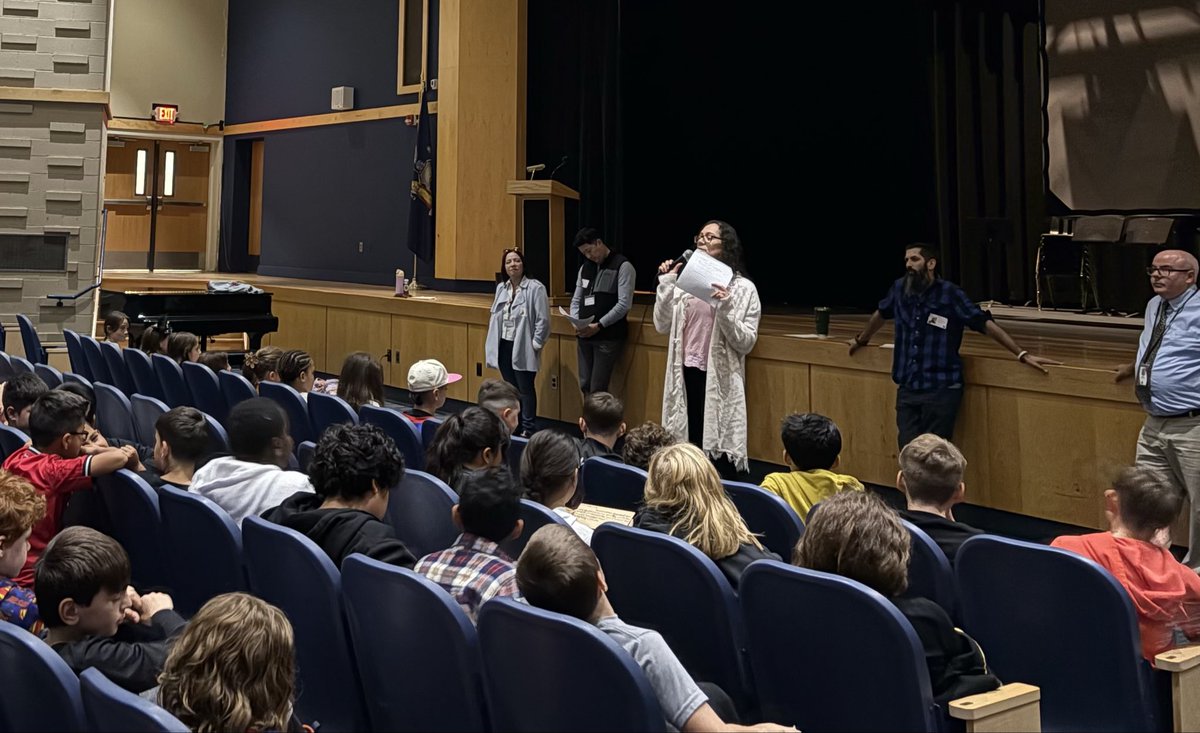 🌟 Community Collaboration in Action!
Putnam County’s Child Advocacy Center, Department of Mental Health, and Women’s Resource Center proudly teamed up to bring the Showing Up Project Comfort Workshop to the 5th graders at George Fisher Middle School!