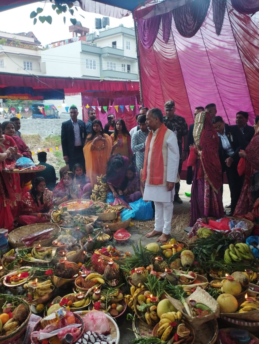 आज काठमाडौं–१४ स्थित भूवनेश्वरी देवी मन्दिर परिसर नजिकको बल्खु खोलास्थित छठ घाटमा पुगेर छठ पर्वको अवसरमा संध्याकालीन अर्घ्य अर्पण गर्दै पूजाअर्चना गरें । छठ महापर्वको पावन अवसरमा  सम्पूर्ण नेपाली दाजुभाइ तथा दिदीबहिनीहरूमा पुन: हार्दिक मंगलमय शुभकामना ।