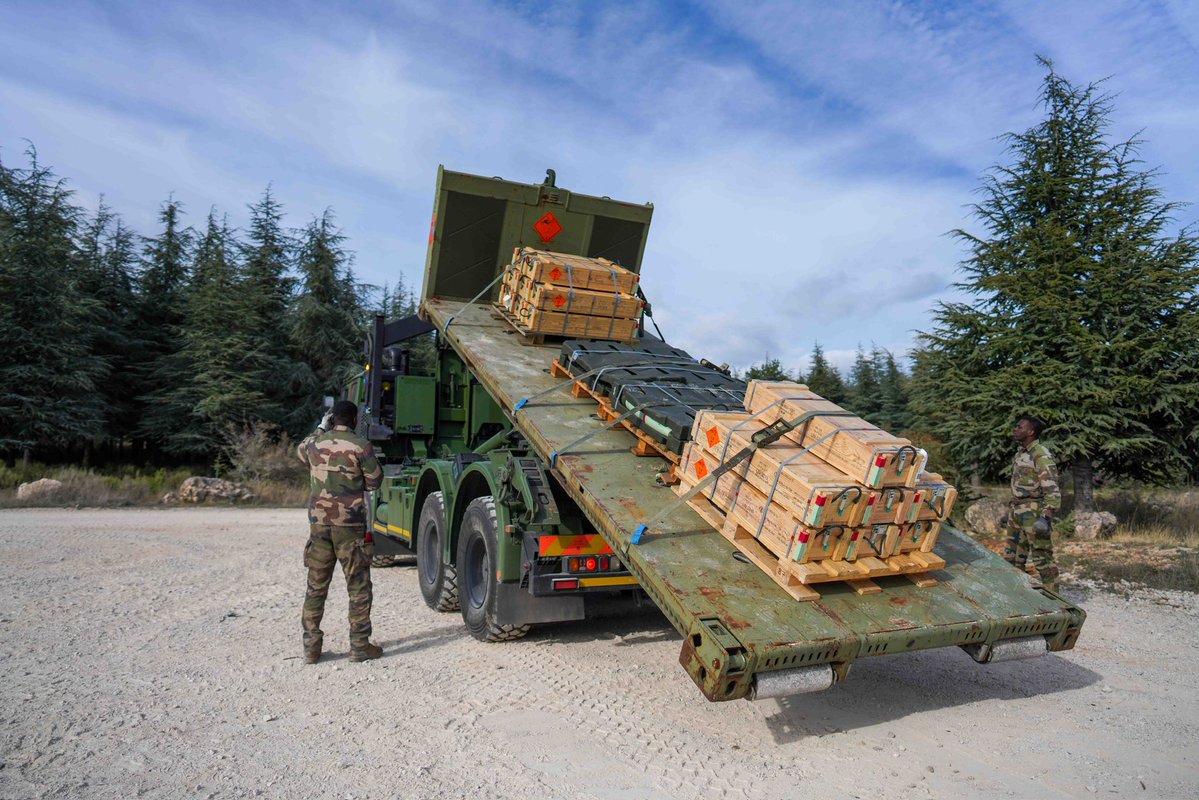 35eRAP_CDC's tweet image. Déployés sur le GA FOCH, les maintenanciers de la batterie de commandement et de logistique assurent quotidiennement le soutien des matériels et systèmes d’armes du régiment, dans les domaines de la mobilité terrestre, de l’électronique, de l’armement et de l’approvisionnement.