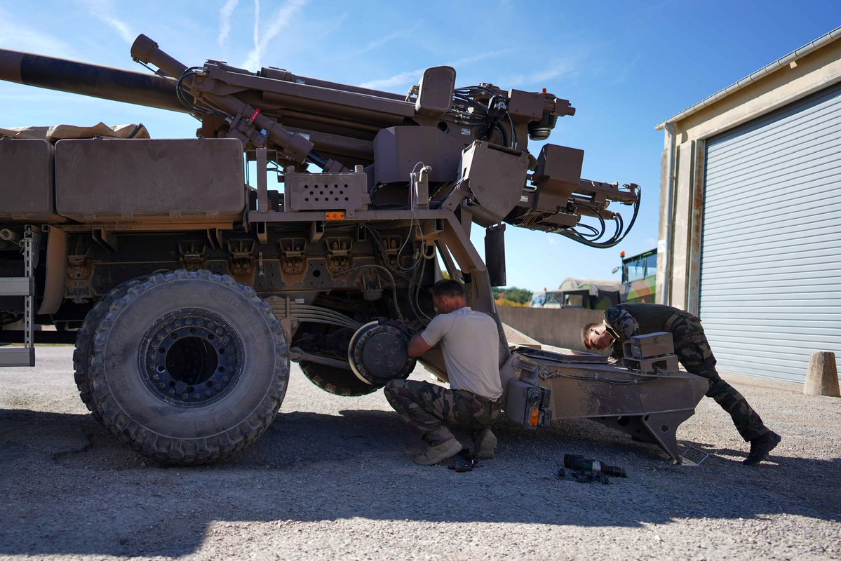 35eRAP_CDC's tweet image. Déployés sur le GA FOCH, les maintenanciers de la batterie de commandement et de logistique assurent quotidiennement le soutien des matériels et systèmes d’armes du régiment, dans les domaines de la mobilité terrestre, de l’électronique, de l’armement et de l’approvisionnement.