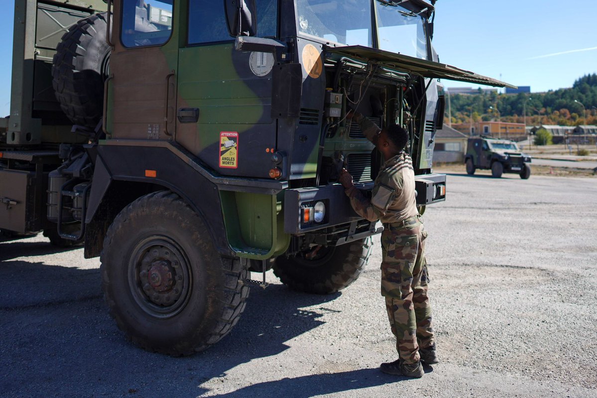 35eRAP_CDC's tweet image. Déployés sur le GA FOCH, les maintenanciers de la batterie de commandement et de logistique assurent quotidiennement le soutien des matériels et systèmes d’armes du régiment, dans les domaines de la mobilité terrestre, de l’électronique, de l’armement et de l’approvisionnement.
