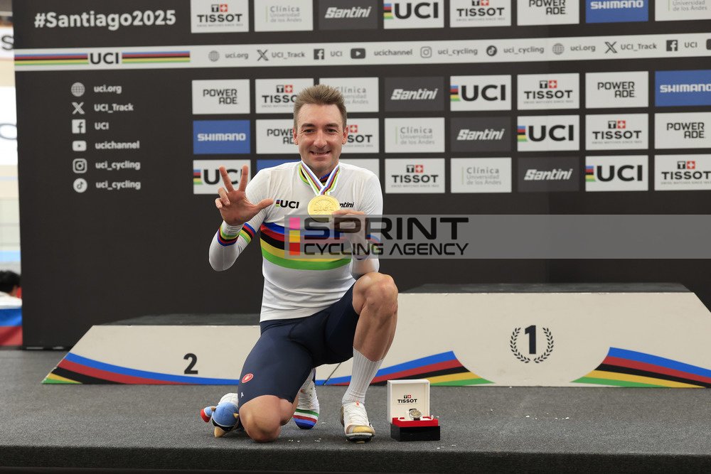 Grazie <a href="/eliaviviani/">Elia Viviani</a> per aver fatto innamorare l’Italia del #ciclismo su pista.
Hai dato nuova luce a questo sport magnifico, facendolo scoprire a migliaia di persone.
Hai trasformato la pista da una nicchia per pochi ad una passione collettiva. Tutto questo è bellissimo. Grazie!