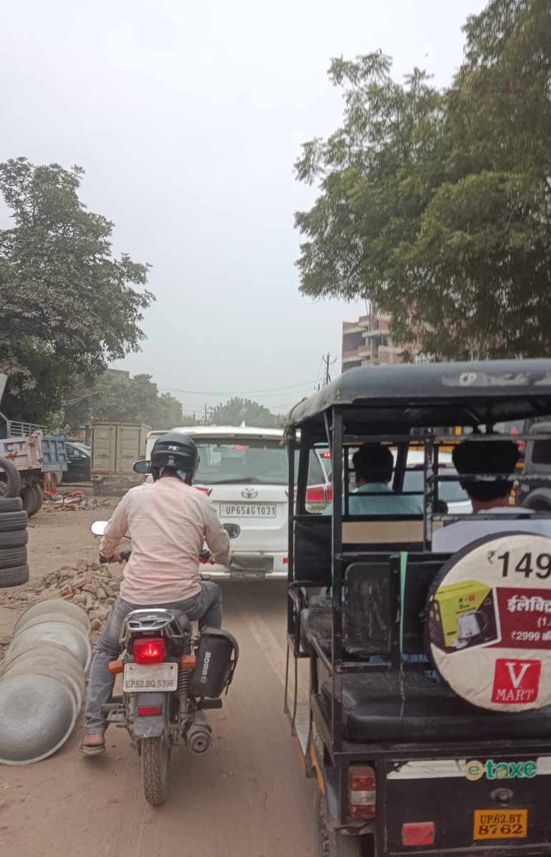 DevangMishr's tweet photo. @Uppolice @uptrafficpolice @CMOfficeUP कृपया संज्ञान लें 🚨
जौनपुर, यूपी में एक प्राइवेट गाड़ी जिसमें एक पुलिसकर्मी मौजूद था, लगातार सायरन बजाते हुए ट्रैफिक जाम में खतरनाक ड्राइविंग कर रहा था।
ऐसे गैर-जिम्मेदाराना व्यवहार से आमजन की सुरक्षा खतरे में पड़ती है। कृपया कार्रवाई करें https://t.co/FAoLxi0TTU