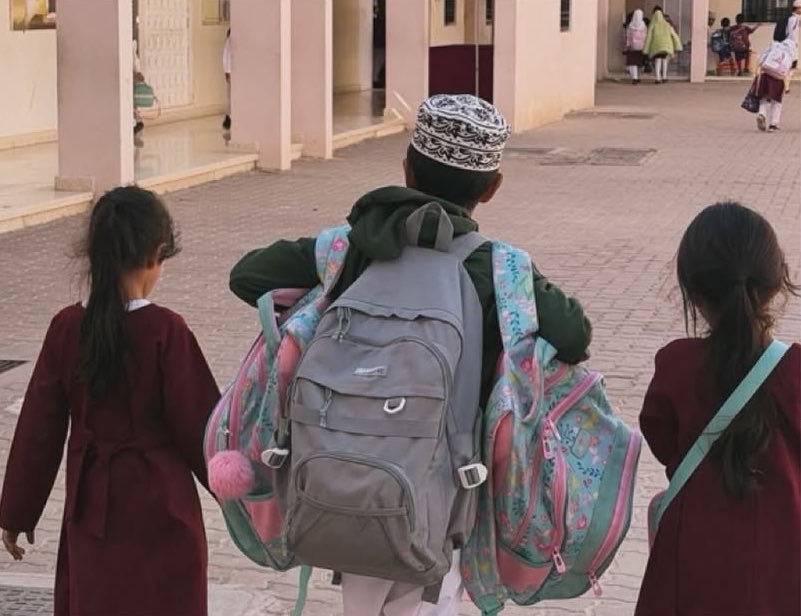 إنّ الرجال مواقفٌ وأجلّهم
من يُكرم الأنثى ولا يؤذيها!