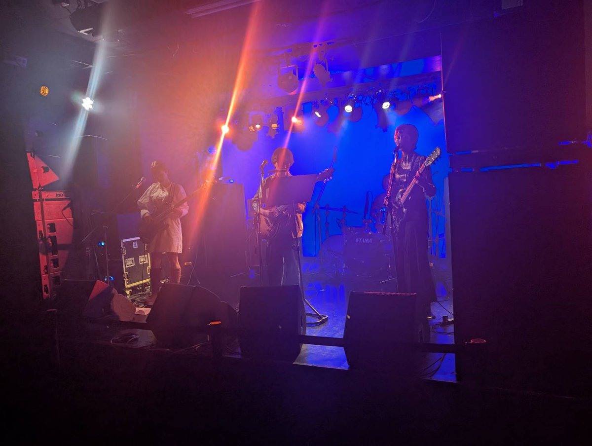 A Day In The Komaba
4バンド目はQurage Town <a href="/QurageT6023/">Qurage Town</a>

独特のコード感とメロディが場内を包みます。3人のボーカルにも注目！