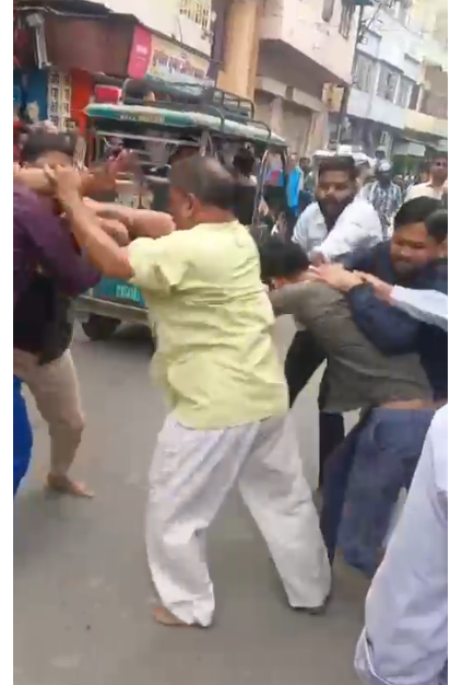 bstvlive's tweet image. संभल : मामूली बात को लेकर दो दुकानदारों में मारपीट
➡मारपीट का वीडियो सोशल मीडिया में वायरल
➡चंदौसी कोतवाली क्षेत्र के कैथल गेट का मामला
#Sambhal #Fight #ViralVideo #UttarPradesh @sambhalpolice