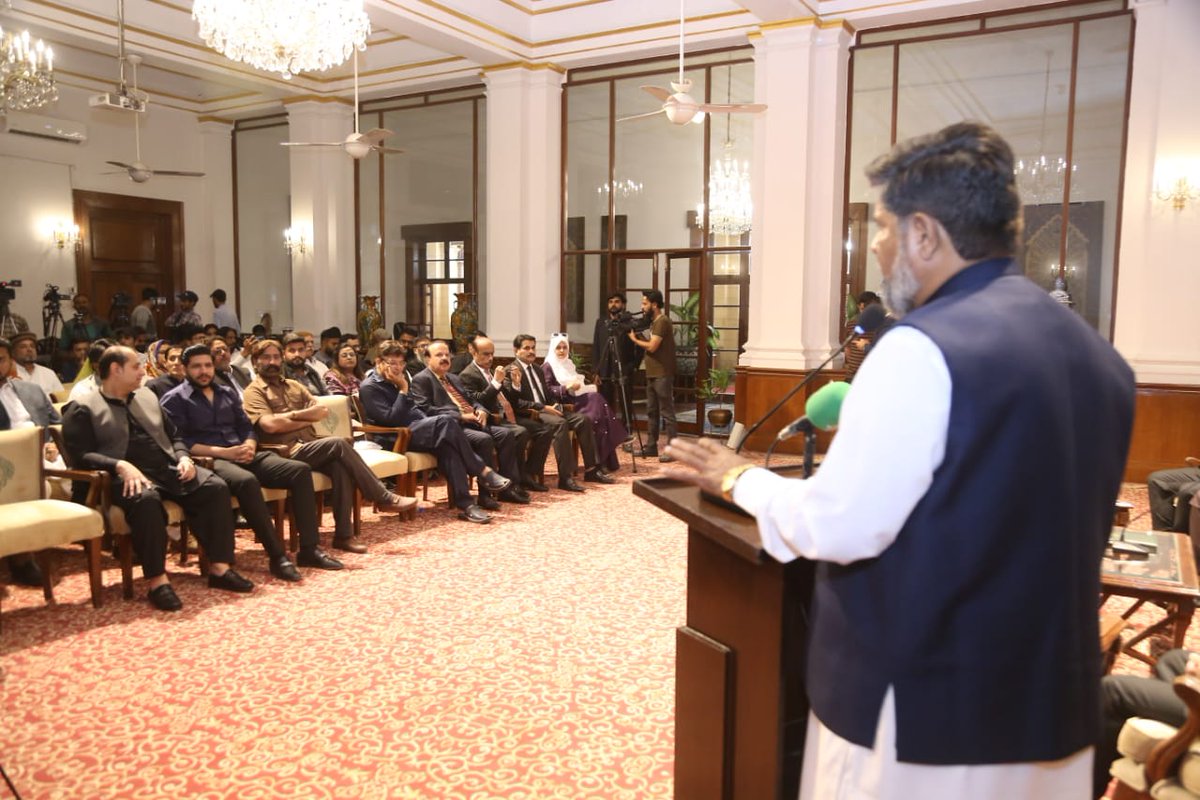 کراچی:
27 اکتوبر یومِ سیاہ کشمیر کے موقع پر ہیومن رائٹس کونسل آف پاکستان کے زیرِ اہتمام ایک اہم کشمیر کانفرنس گورنر ہاؤس سندھ میں منعقد ہوئی۔

کانفرنس سے گورنر سندھ کامران خان ٹیسوری، وفاقی وزیر برائے اقلیتی امور کھیل داس کوہستانی، چیئرمین ہیومن رائٹس کونسل پاکستان جمشید حسین،