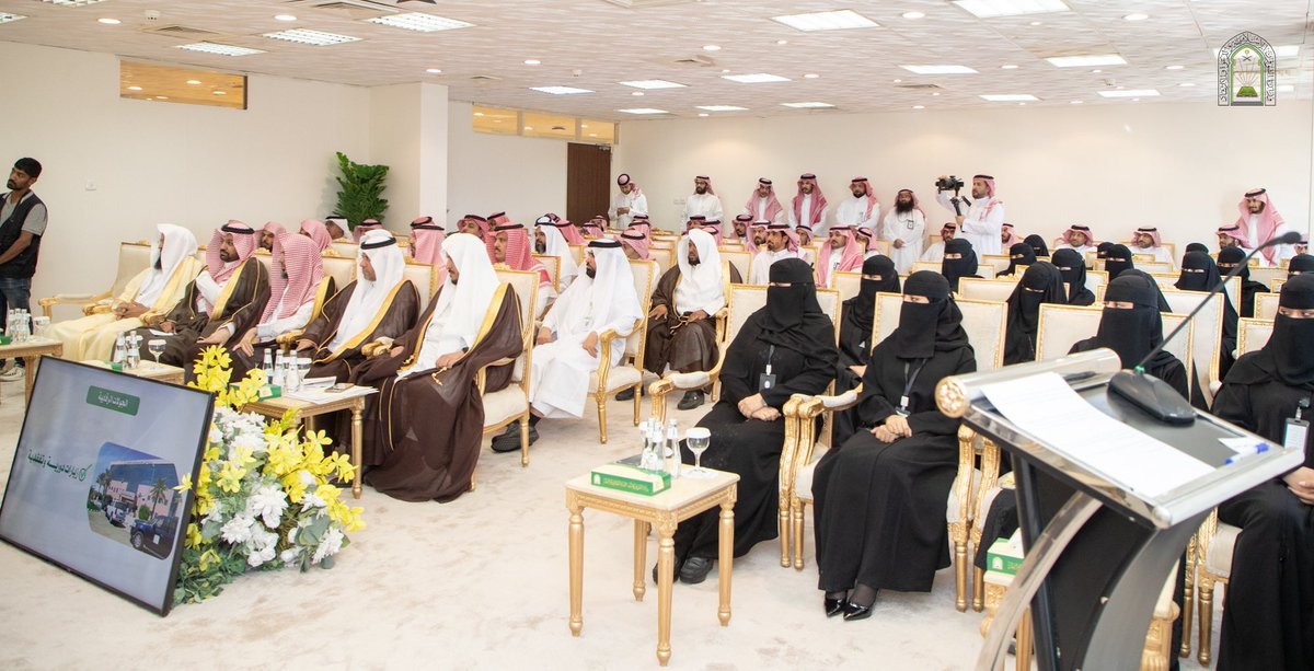 قام معالي وزير الشؤون الإسلامية والدعوة والإرشاد الشيخ الدكتور عبداللطيف بن عبدالعزيز آل الشيخ، اليوم الاثنين الخامس من شهر جمادى الأولى لعام 1447هـ، بزيارة تفقدية لفرع الوزارة بمنطقة حائل، يرافقه عدد من مسؤولي الوزارة، وذلك في إطار الجولات الميدانية التي يقوم بها معاليه تنفيذًا