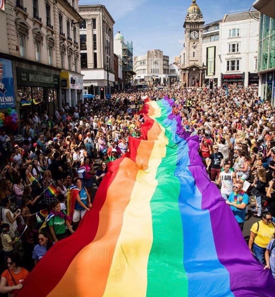 Cantores Harry Styles e Louis Tomlinson fazem doação de £1.000,000 para a causa LGBTQIAP+.

"Esperamos que eles descubram a cura logo!" disseram os cantores.