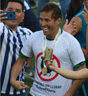 Repite como borrega lo que ve en twitter y no se acuerda que cuando su equipo campeonó hicieron polos pensando en el rival JAJAJAJAJAAJ