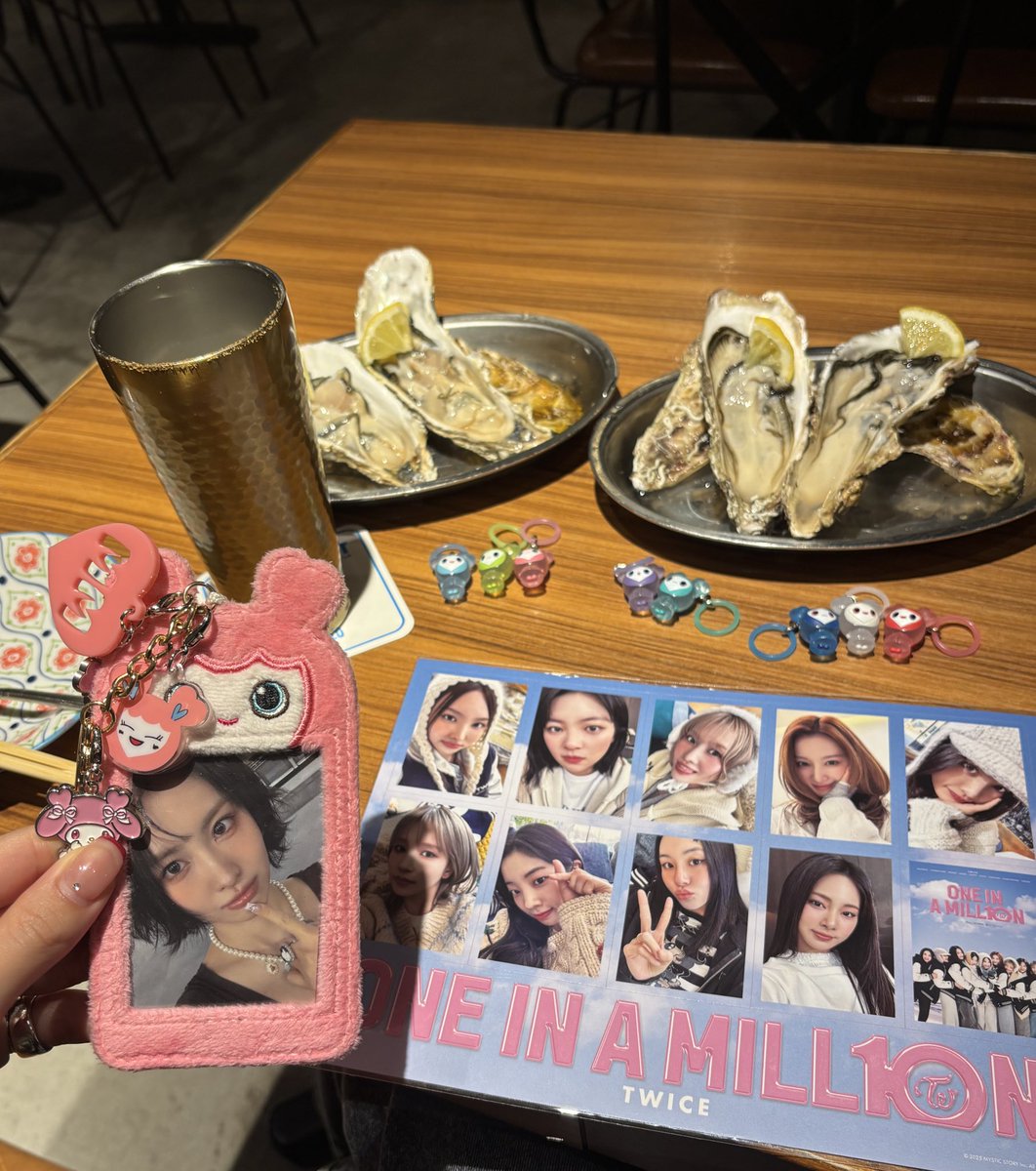 omoci_momo's tweet photo. みんなのツイートを見て羨ましかったONE IN A MILL10N ！やっと映画見れた♡
ガチャもやってonceとも会えて(生牡蠣も食べて)最高だった💓
TWICE10周年おめでとう！映画化もしてくれてありがとうの気持ち。これから先もずっと大好き！♡
#TWICE映画キャンペーン
#ONEINAMILLON #TWICE_ONEINAMILL10N https://t.co/UaZsWDMdDz