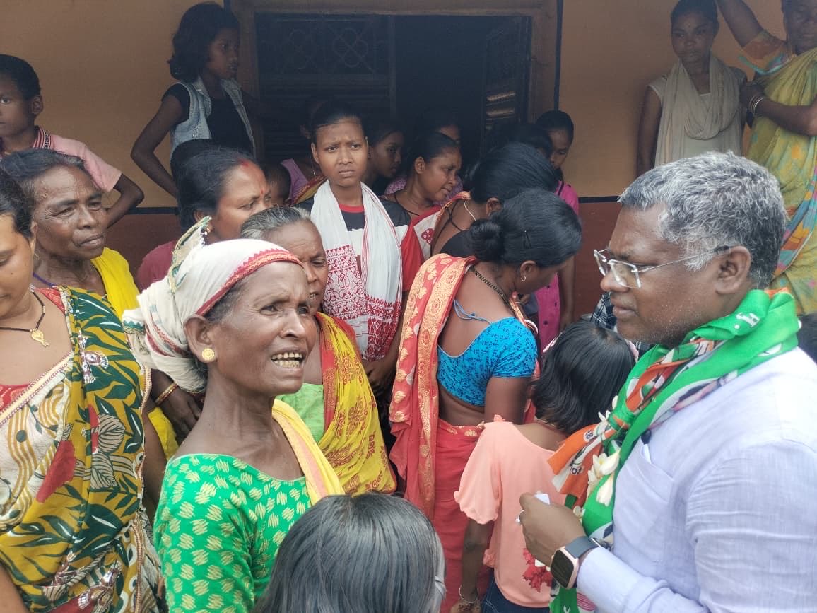 घाटशिला में एक ओर हैं जन जन के नेता 

दूसरी तरफ़ घमंड से परिपूर्ण धन नेता।