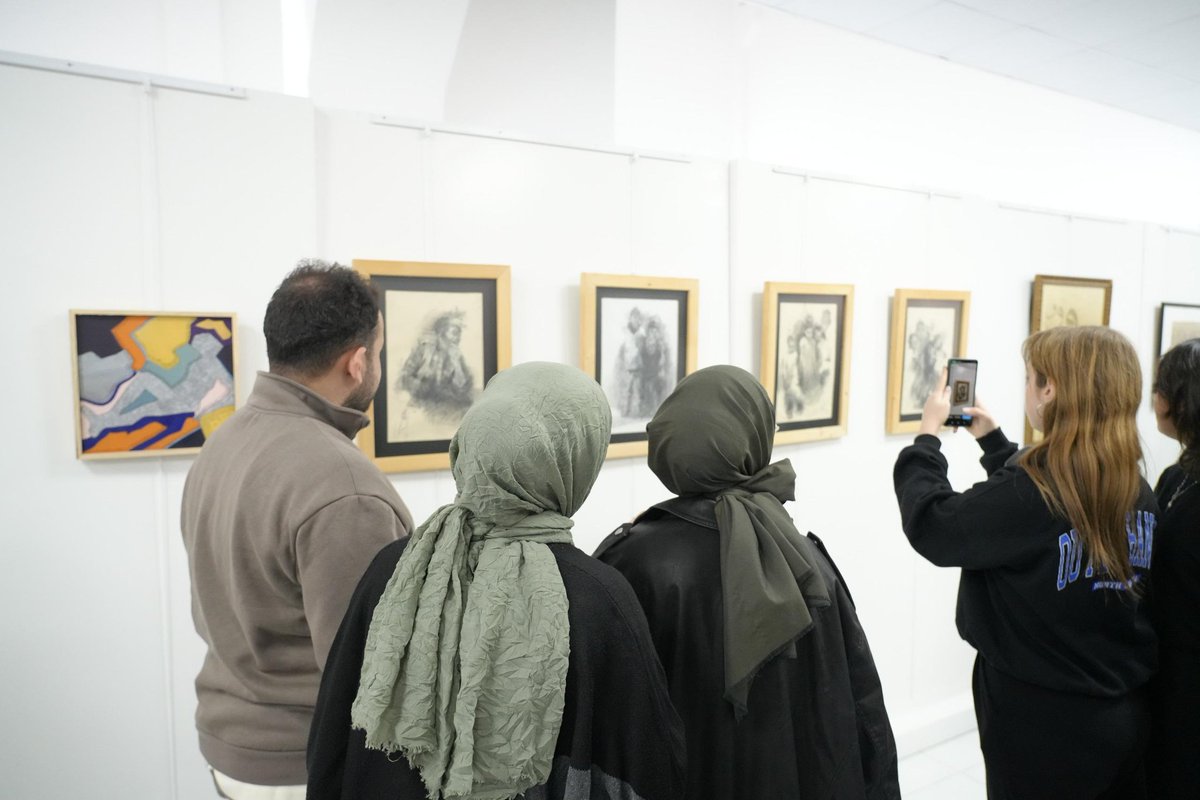 🔵Cumhuriyet’in 102. yılı onuruna düzenlenen “100+2 Şehirlerarası Karma Sergi”nin Adıyaman ayağı, Üniversitemiz Güzel Sanatlar Fakültesinde açıldı.

Detaylar🔗l24.im/OxYUu0D

#Cumhuriyet #Sergi