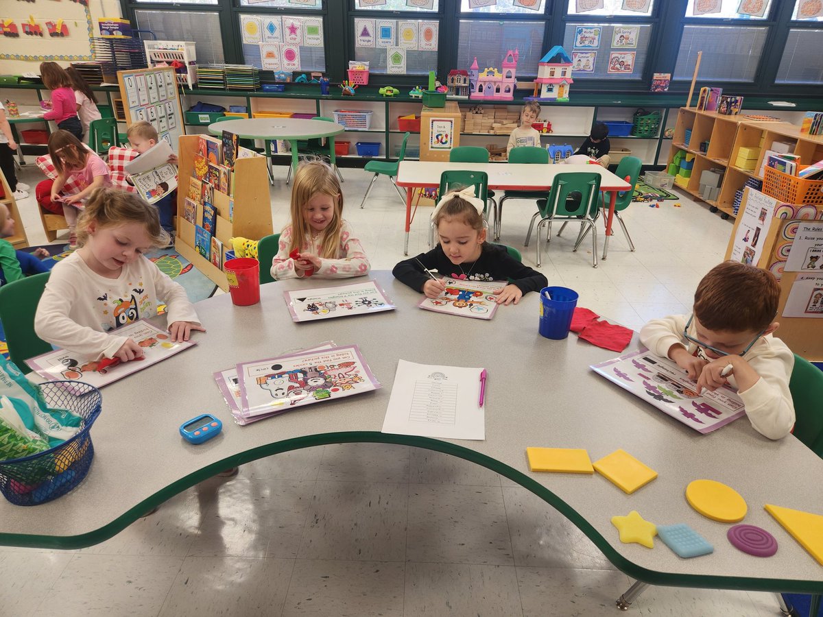 MrsPericas's tweet image. Halloween Shape Seek and Find 👻😊