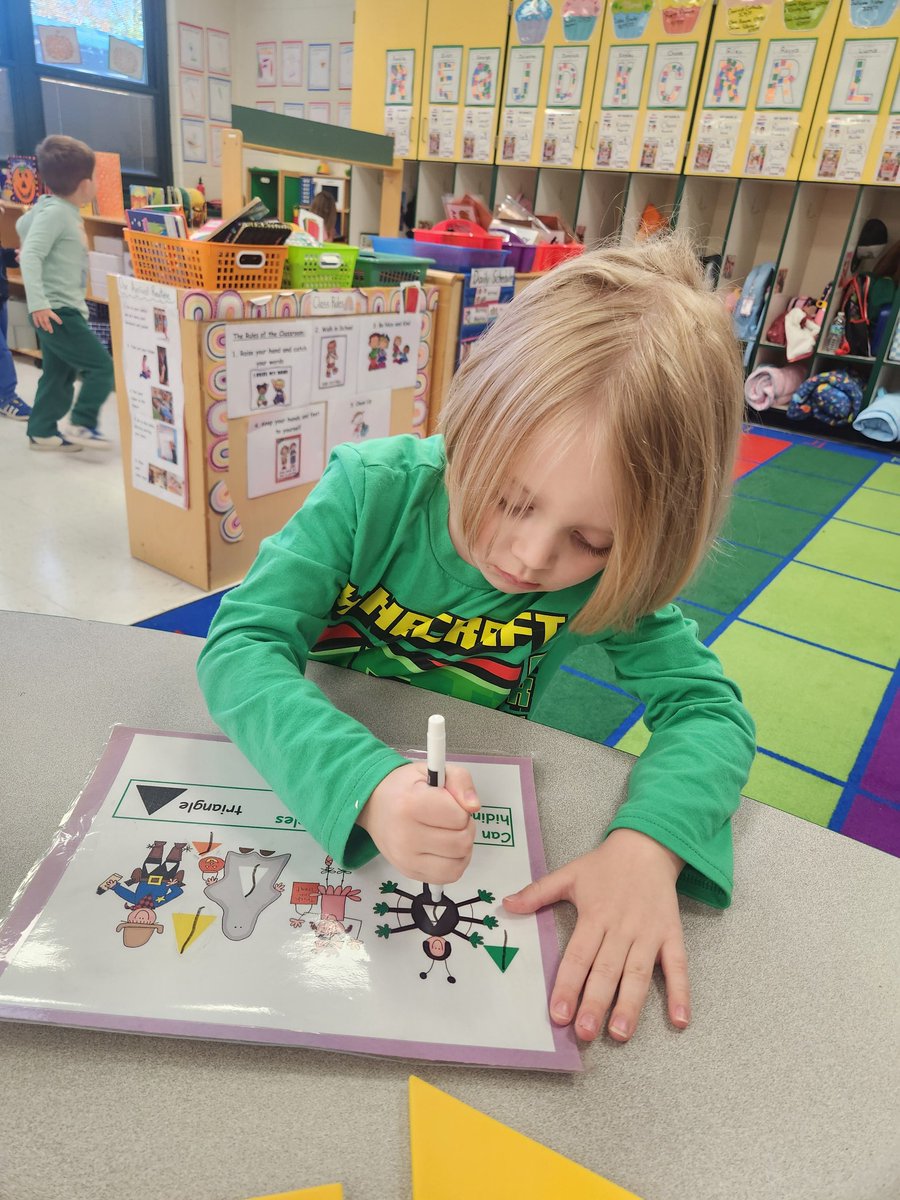 MrsPericas's tweet image. Halloween Shape Seek and Find 👻😊