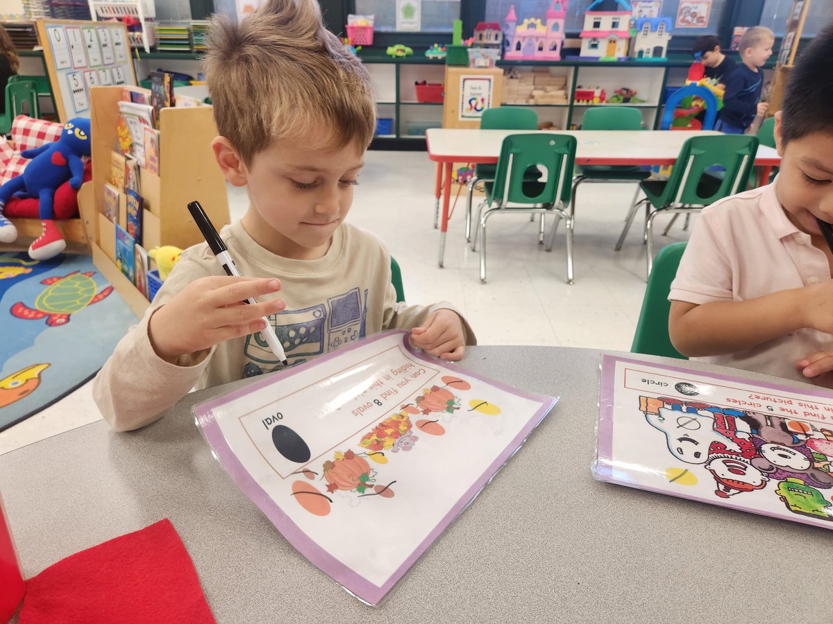 MrsPericas's tweet image. Halloween Shape Seek and Find 👻😊