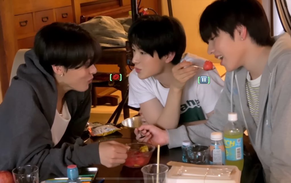 이런 구도 완전 흥미있고 좋음