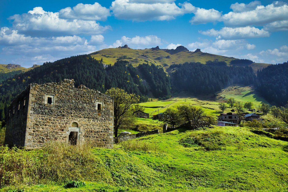 Gümüşhane'nin gerek tarihi gerek doğası gereği mükemmel yerlerinden biri olan Santa Antik Kenti. Nam-ı diğer Dumanlı Köyü.