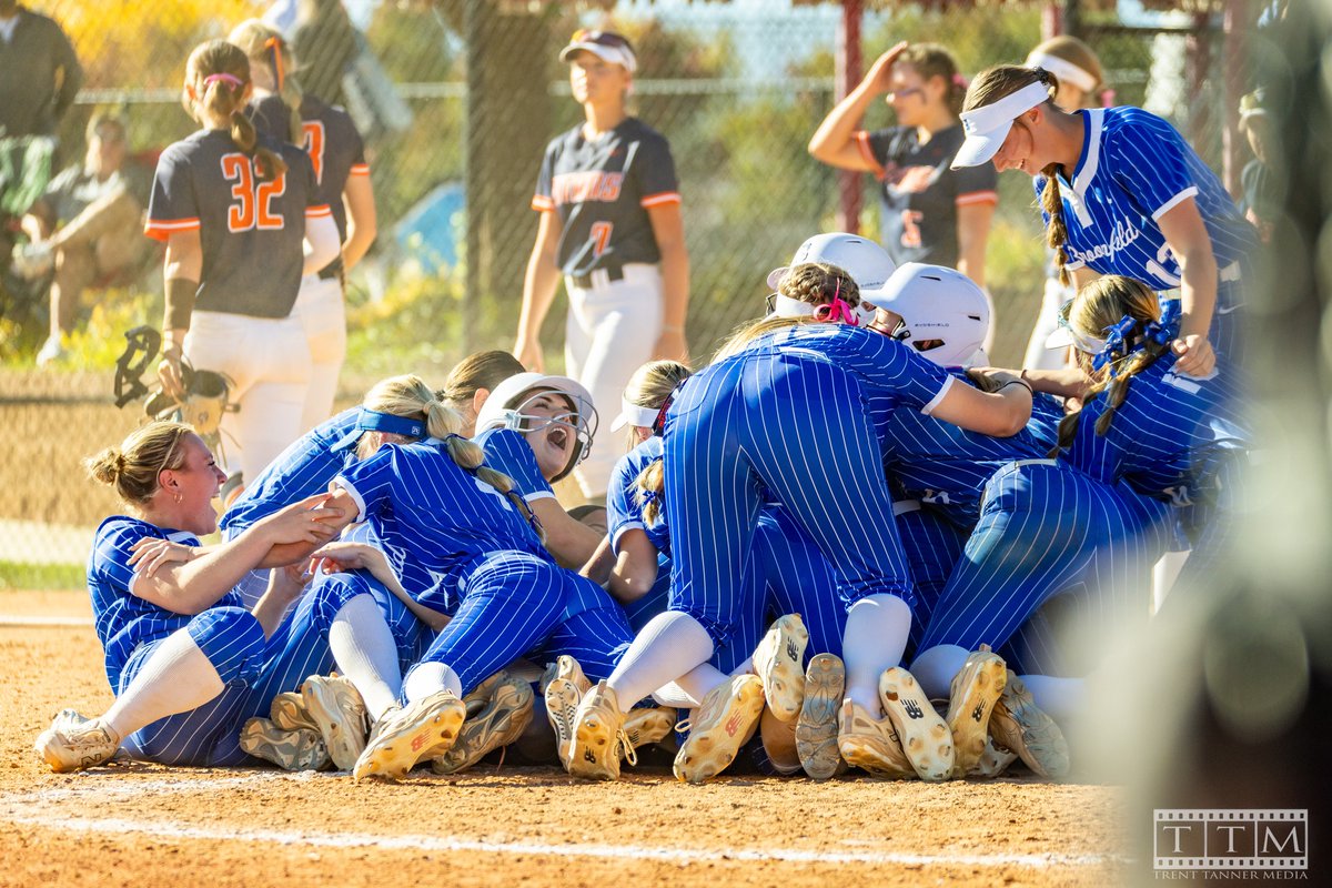 BroomfieldSBall's tweet image. No words do justice to the State Championship feels! 🦅🥎💙🥇☑️

@Eagle_Athletics
@BoCoPreps- tinyurl.com/32e6uc4p
@9NEWS - tinyurl.com/y79padew
@denverpost- tinyurl.com/bdzx8dpc
@CHSAA - tinyurl.com/yc7u8wws