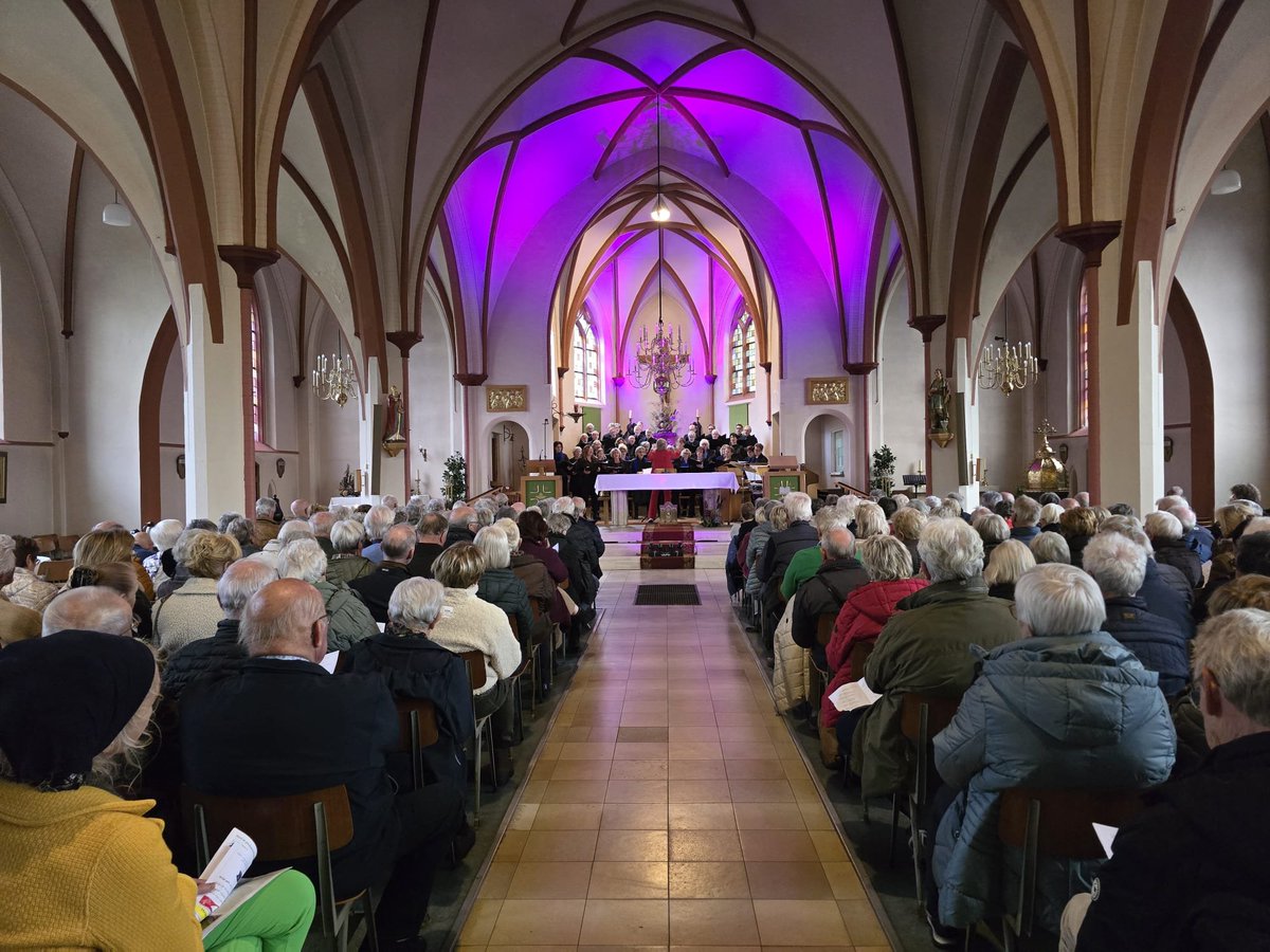 gaitlammers's tweet photo. CONCERT HERENKOOR EN QUODLIBET GROOT SUCCES
Het concert dat het Luttenbergse Herenkoor en het vrouwenensemble
Quodlibet uit Vilteren op zondag 26 oktober in de kerk in Luttenberg
gaven was een groot succes. In een goed gevulde kerk, er waren zo’n
225 bezoekers. https://t.co/H9A2xlBHTm