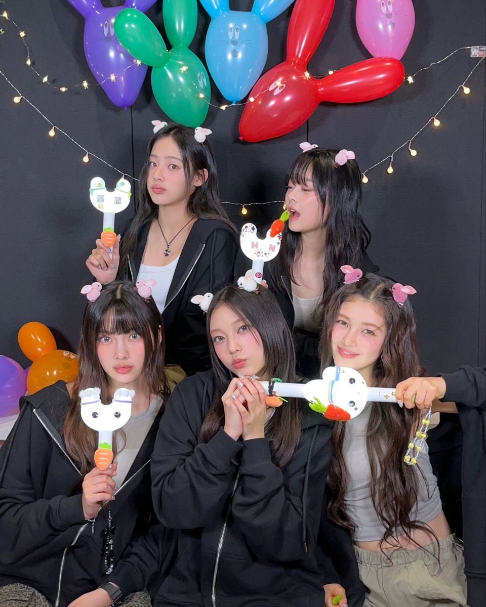 ARTMS_base's tweet photo. Take this moment to join @artmschedule 

OURII stand up together with NJZ. Our integrity and dreams cannot be controlled by those who do not see beyond their benefit.

Be rebellious, disruptive, imposing. I'll be there when and if your wings break.

#WeSupportNJZ
#WeStandWithNJZ https://t.co/jY7HtpBm49