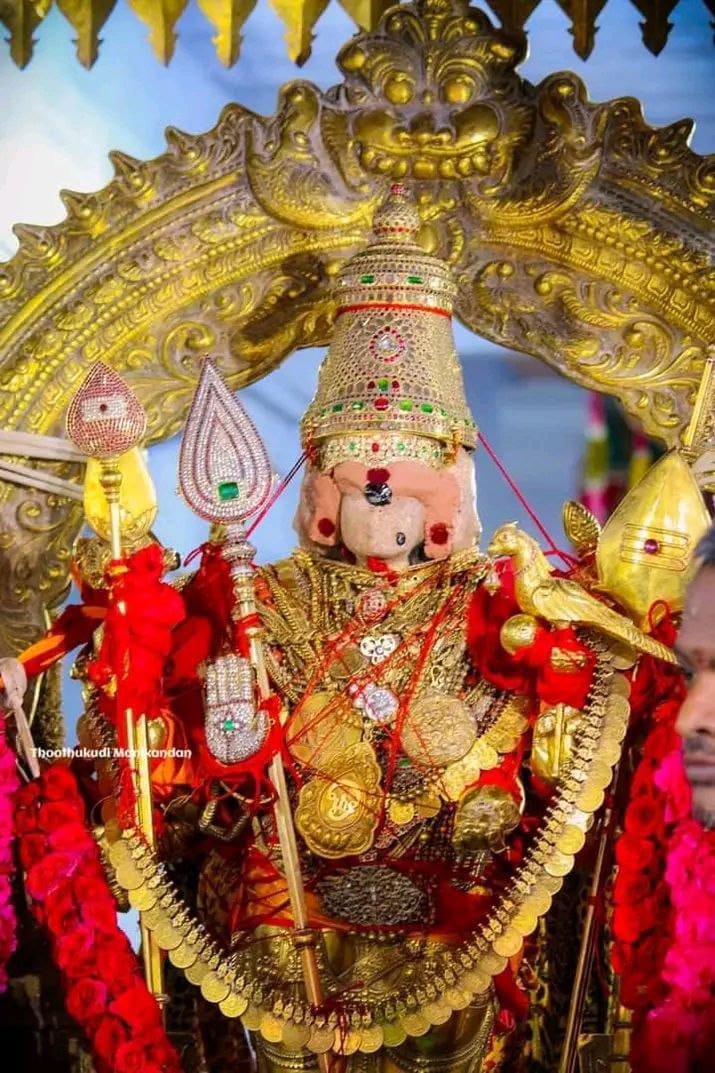 Maha_Periyavaa's tweet image. ஸ்ரீ ஆதிசங்கரர் அருளிய சுப்ரமண்ய புஜங்கம்
"புஜங்கம்" என்றால் தோளால் நகர்ந்து செல்லும் பாம்பு' என்று பொருள். இச்சொல் வடமொழியில் உள்ள ஒருவகை யாப்பைக் குறிக்கும். இப்புஜங்கக் கவியுள் அமைந்து கிடக்கும் சொற்கோவை பாம்பொன்று வளைந்து வளைந்து செல்லுவது போல் இருப்பதால் இத்தகைய கவிக்குப்…