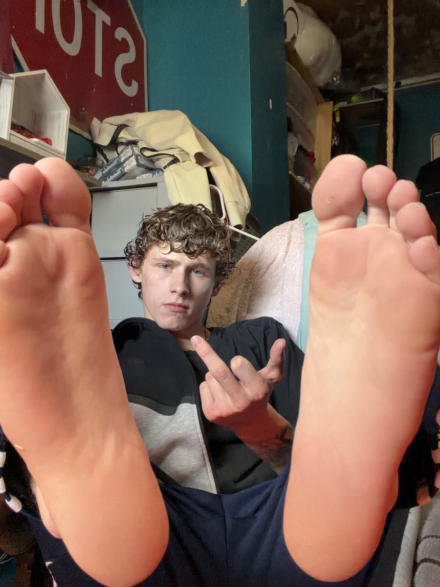 All u weak little f@gs minds go crazy when u think of being on that floor on ur knees and licking my soles🦶