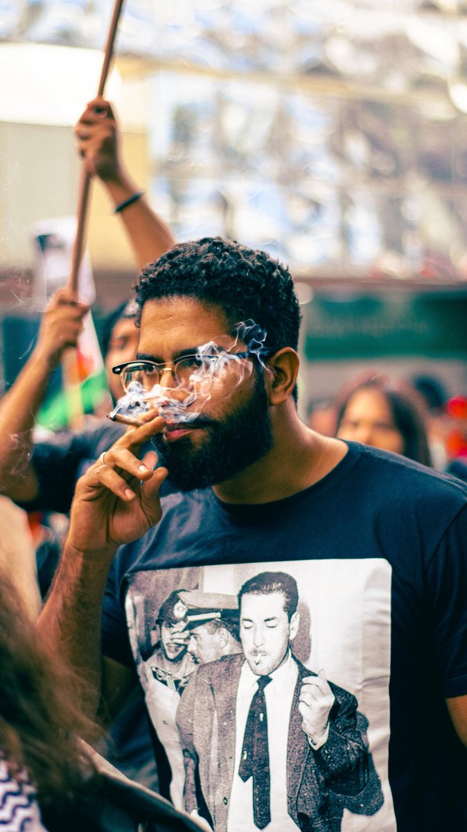 Fui para o show de BK. Um camarada tirou uma foto comigo e postou nas redes. A direita pegou a foto do tabaco e tá fazendo campanha de DENÚNCIA dizendo que fui flagrado fumando maconha. Fumar faz mal, eu sei, e está no meu horizonte parar. Dito isso, era um cigarro de tabaco.