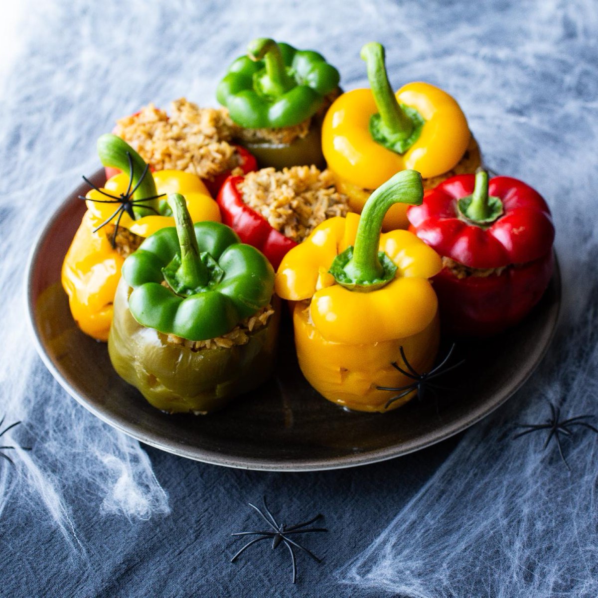 🎃 Halloween doesn't have to just be for the 31st. With our stuffed scary pepper faces, you can add a spooky twist to you mid-week meals. Recipe 👉 kidneycareuk.org/get-support/he…

❗ Nutrition values are per serving &amp; diet guidelines will vary pp. Talk to your #KidneyTeam for advice.
